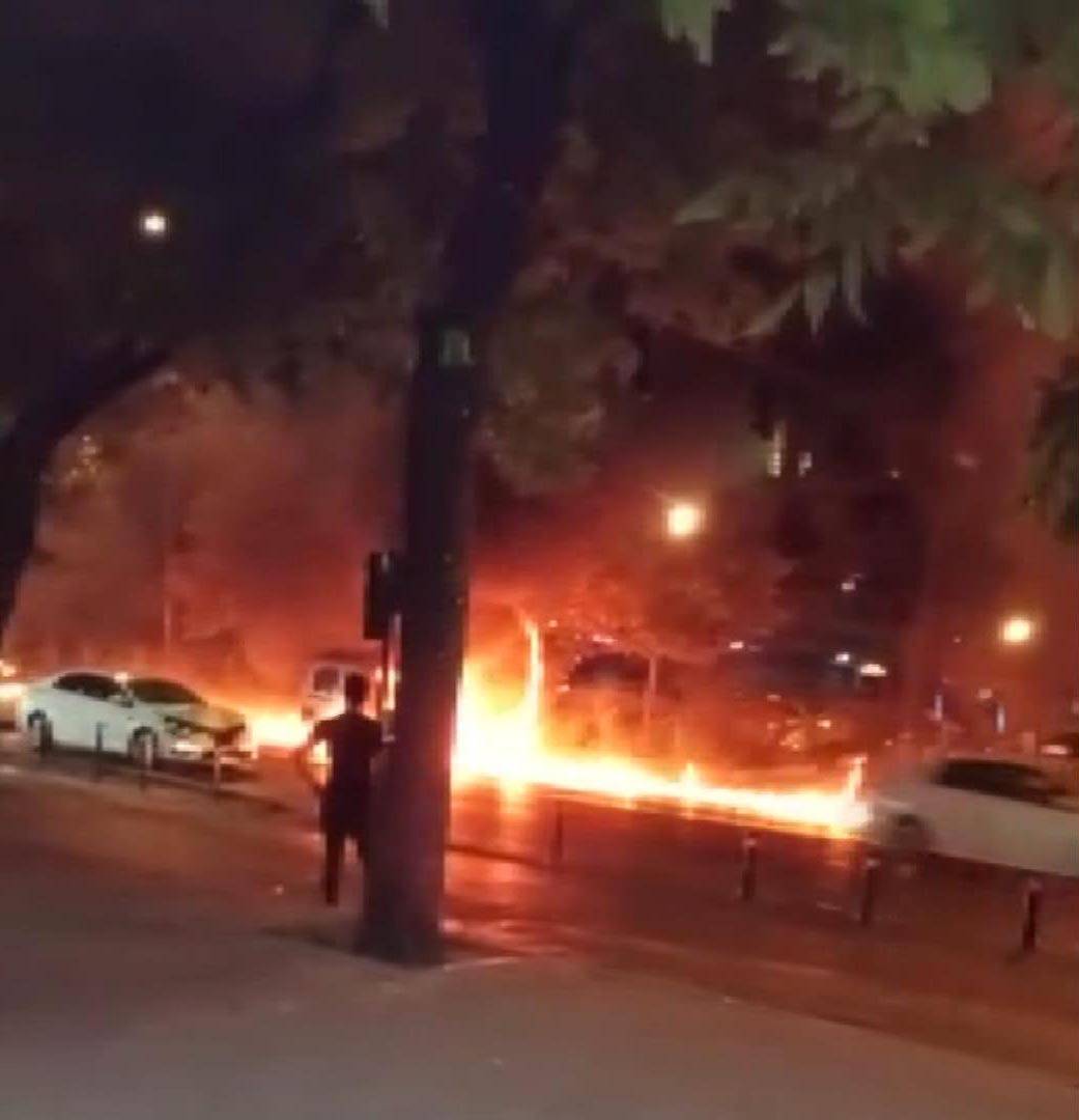 Fatih'te Kazanın Ardından Araçlar Alev Aldı; Sürücüler Ölümden Döndü