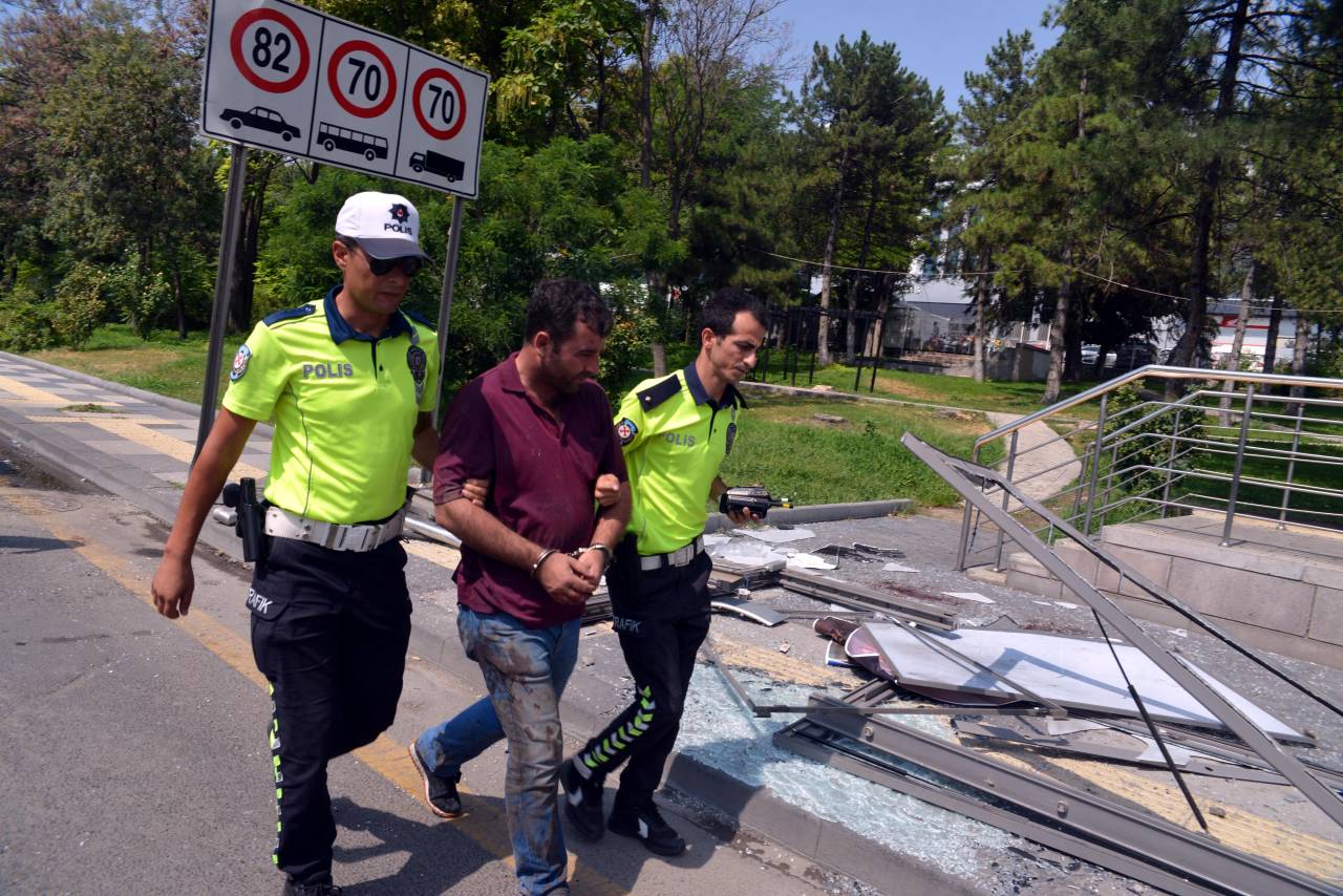 Ankara'da Hafif Ticari Araç, Durağa Çarptı: 3 Yaralı