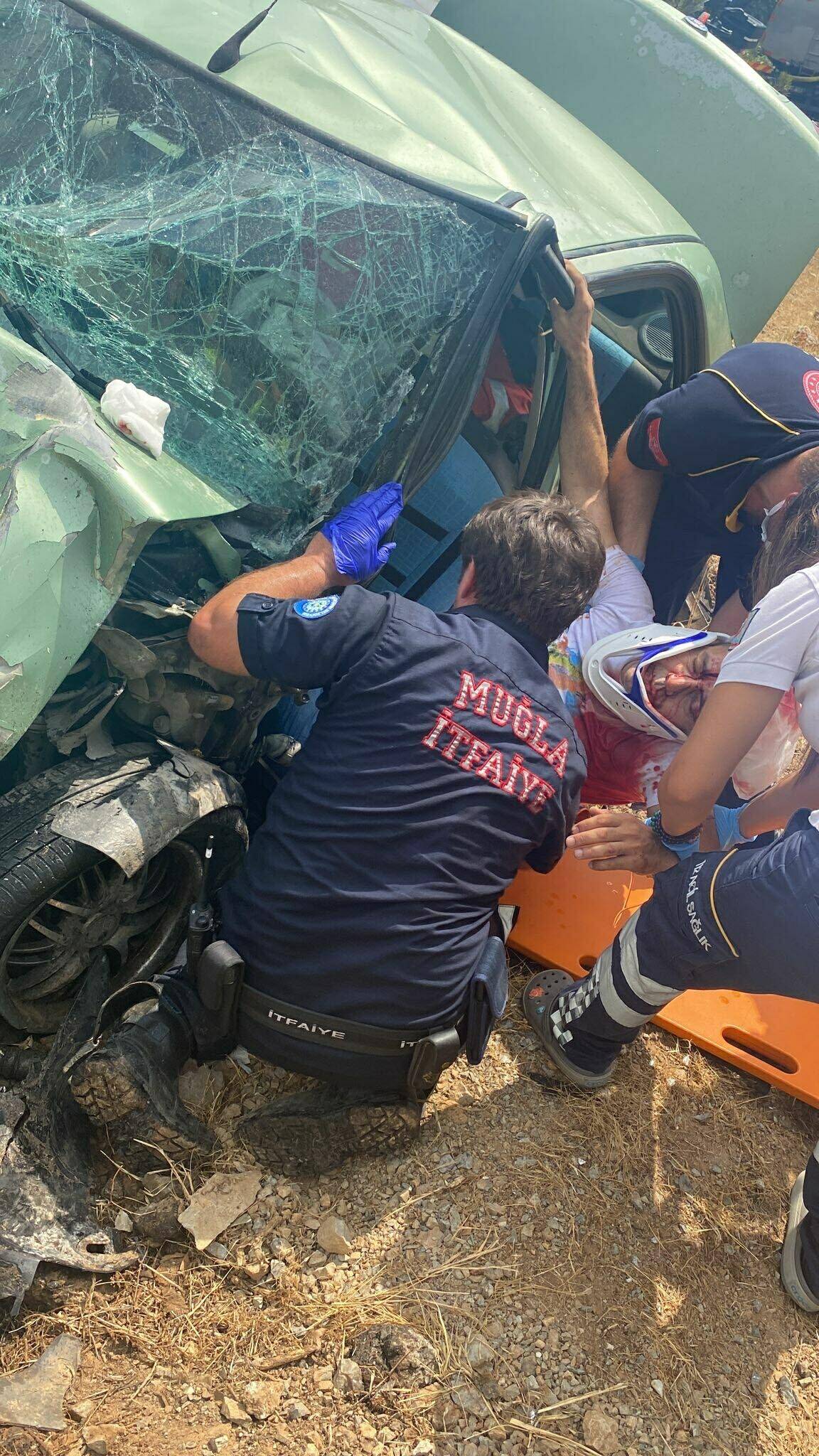 Bodrum'da Otomobille Kamyonet Çarpıştı: 6 Yaralı