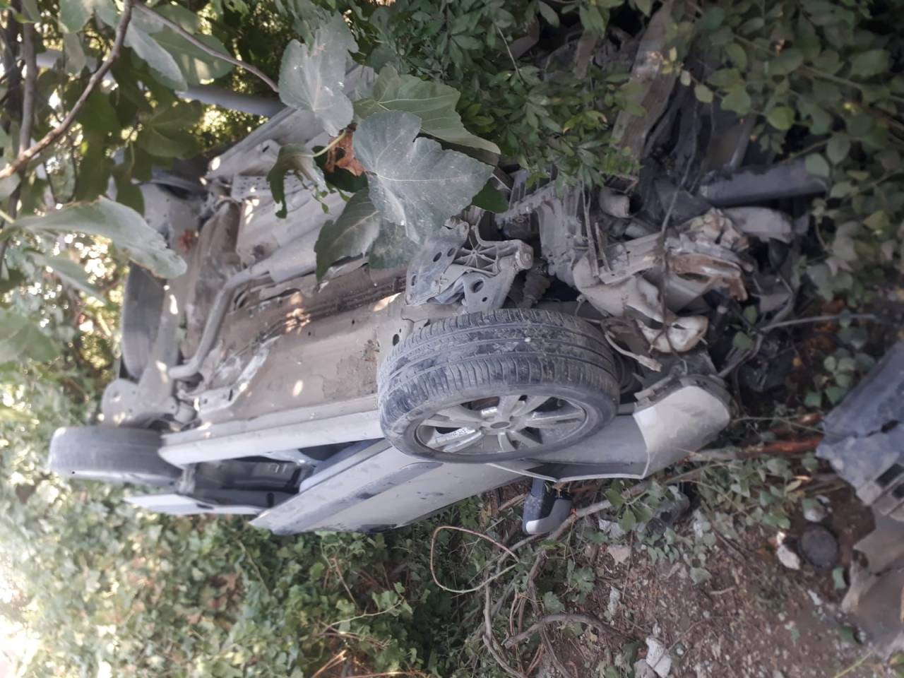 Nusaybin’de Otomobil Bahçe Duvarını Yıkarak 2 Metreden Düştü: 4 Yaralı