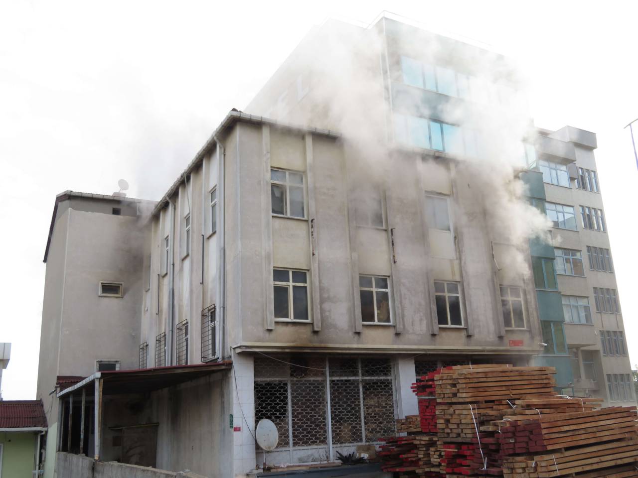 Ataşehir'de Koltuk İmalathanesinde Yangın