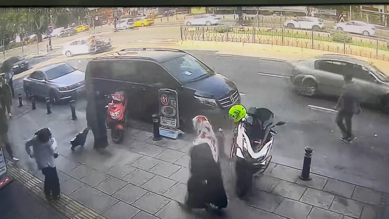 Fatih'te Otomobilin Motosiklete Çarptığı Kaza Kamerada