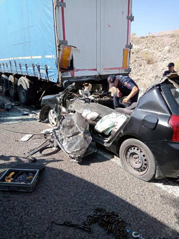 Otomobil, Emniyet Şeridindeki Tır'a Çarptı: 4 Ölü, 1 Yaralı