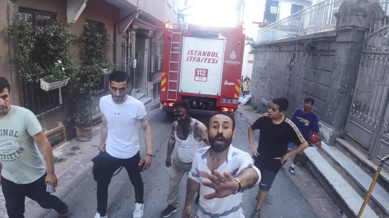Beyoğlu'nda Müdahale Ettiği Sigorta Kutusunda Patlama Olan Elektrikçi Yaralandı