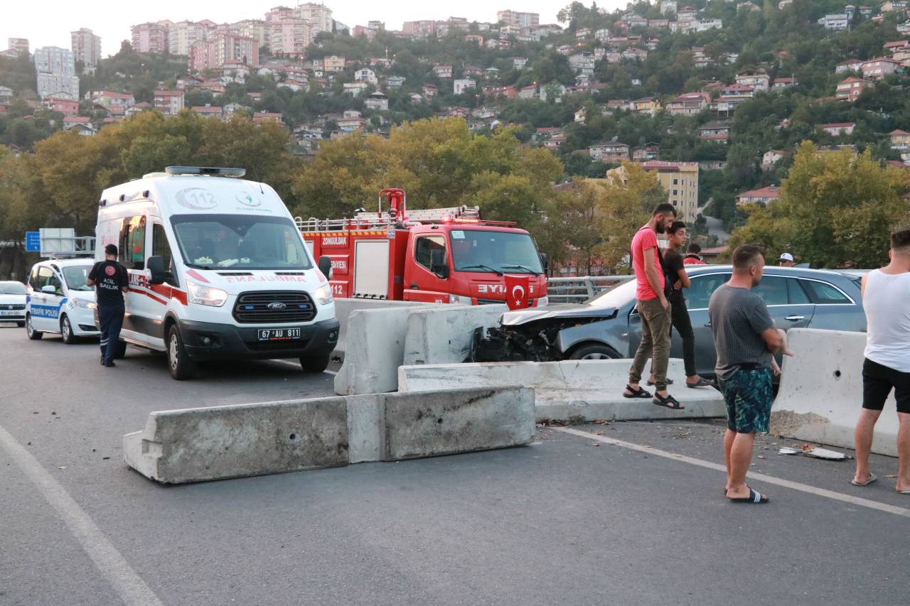 Zonguldak'ta Otomobil Beton Bariyere Çarptı: 3 Yaralı
