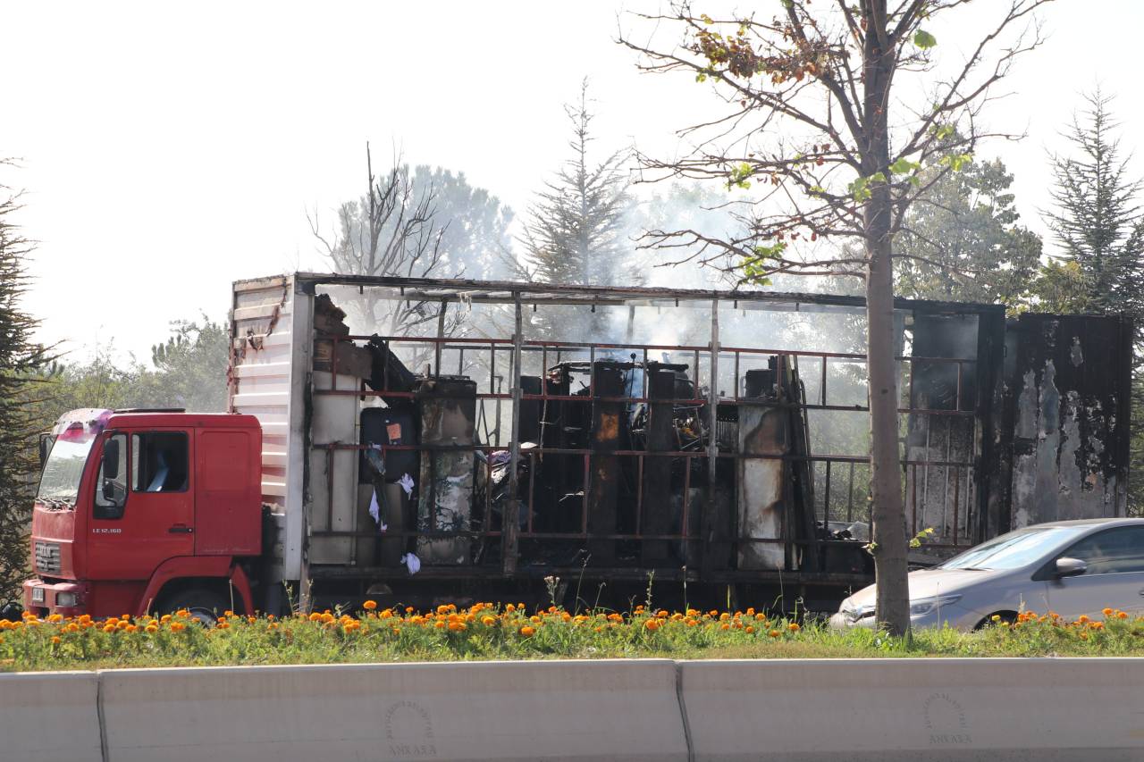 Ankara'da Yanan Kamyonun Kasasındaki Eşyalar Kül Oldu