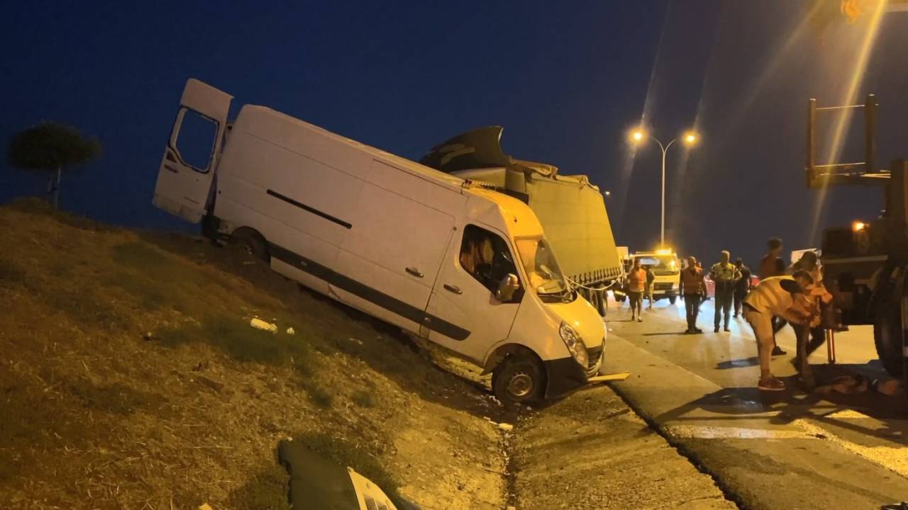 Silivri'de 2 Tır Ve 1 Minibüsün Karıştığı Kaza: 2 Yaralı