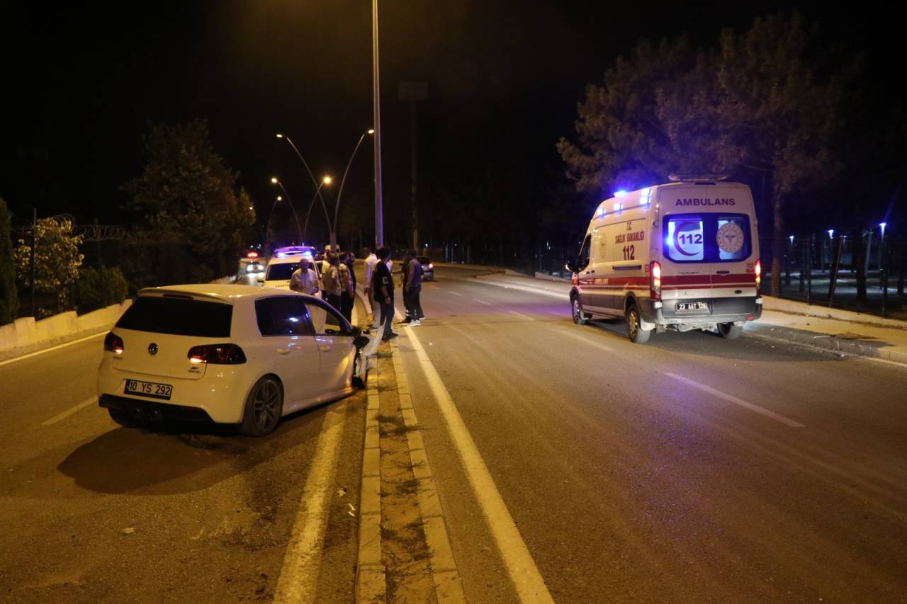 Elazığ'da İki Otomobil Çarpıştı: 3 Yaralı