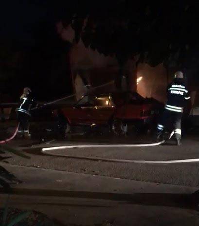 Konteynerde Çıkan Yangın Park Halindeki 2 Otomobile Sıçradı