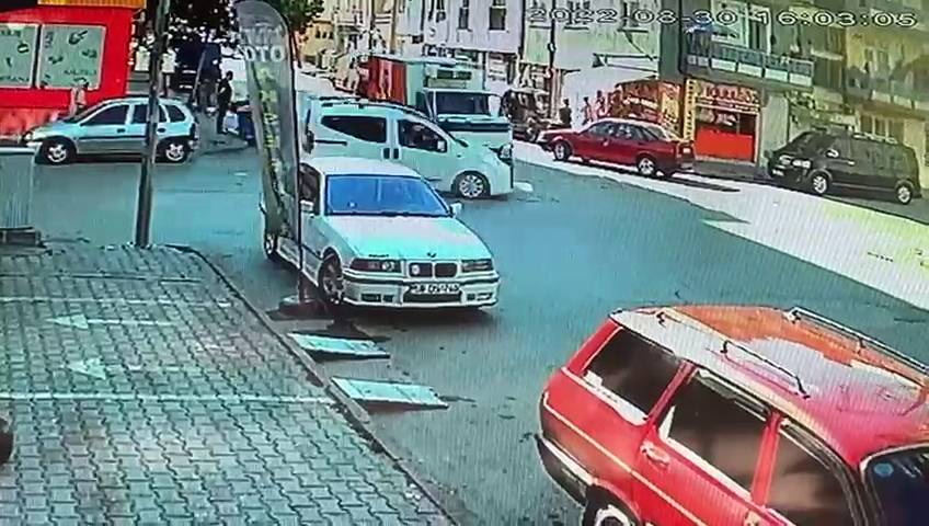 Sivas'ta 4 Kişinin Yaralandığı Kaza Kamerada