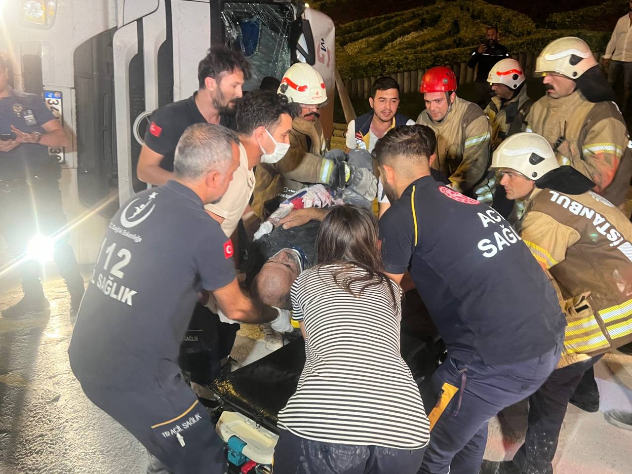 Ataşehir'de Çimento Tankeri İle Panelvan Çarpıştı: 2 Yaralı