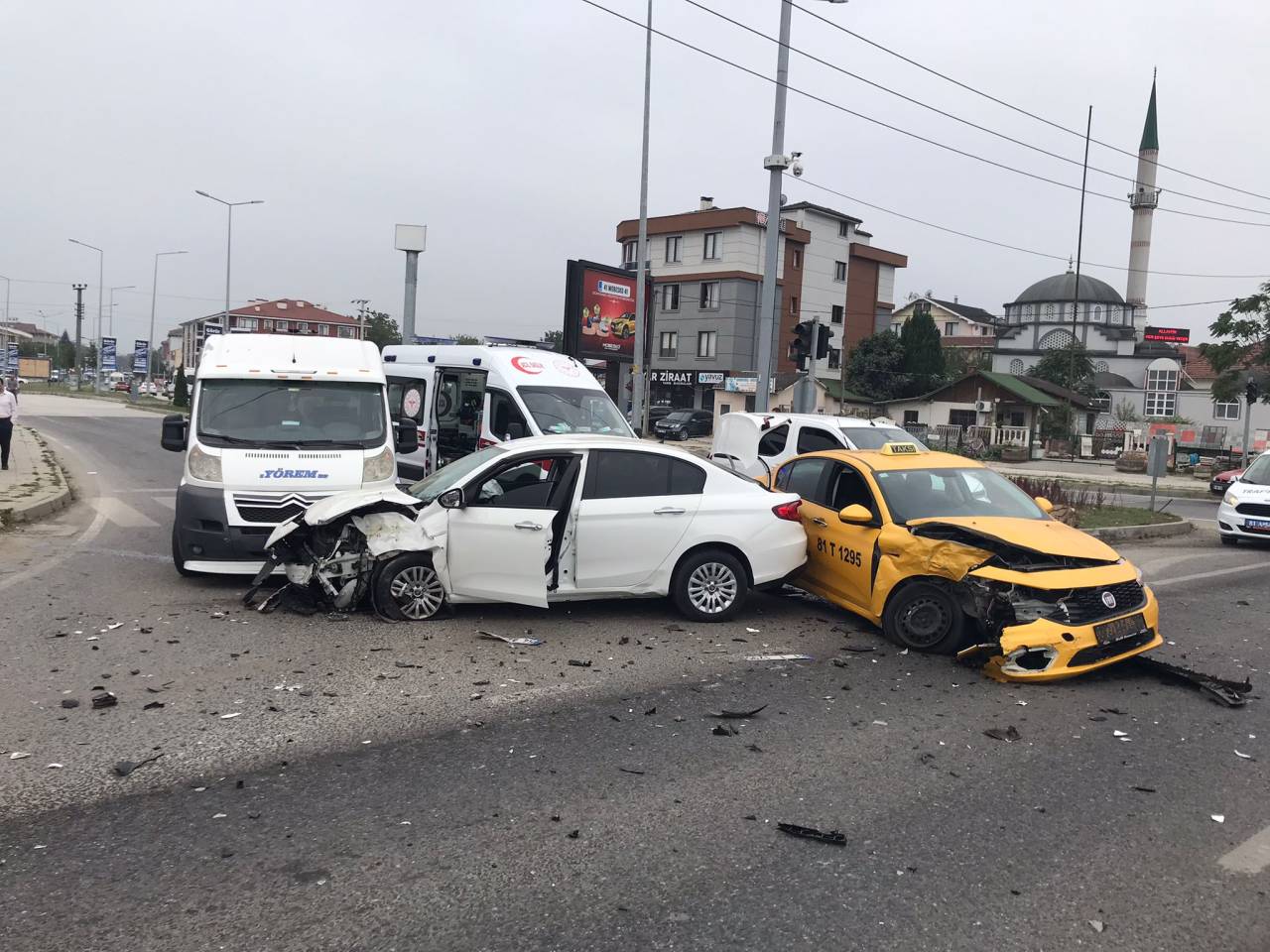 Kırmızı Işıkta Geçen Otomobil, Taksi Ve Minibüse Çarptı: 2 Yaralı