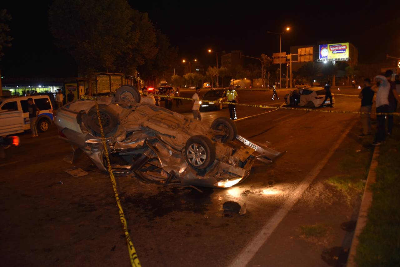 Şanlıurfa'da Otomobiller Çarpıştı: 1 Ölü, 4 Yaralı