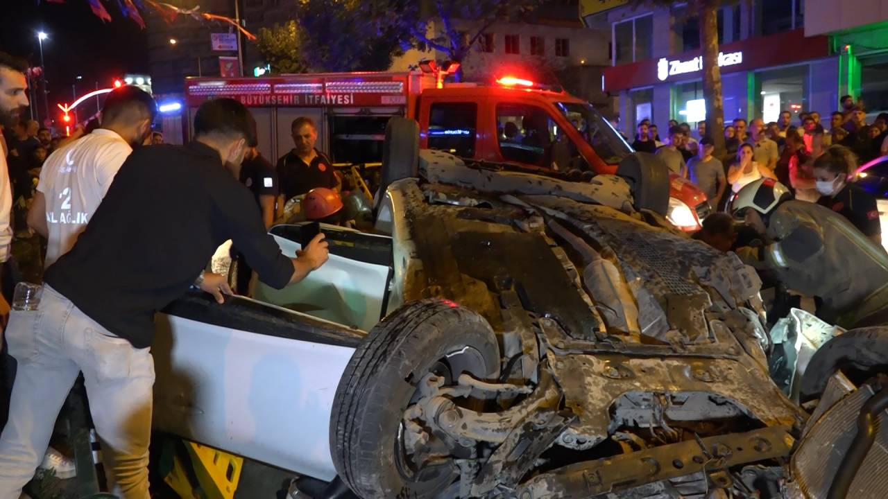 Bursa'da Makas Atarak İlerleyen Otomobil 2 Araca Çarparak Takla Attı; 2 Yaralı