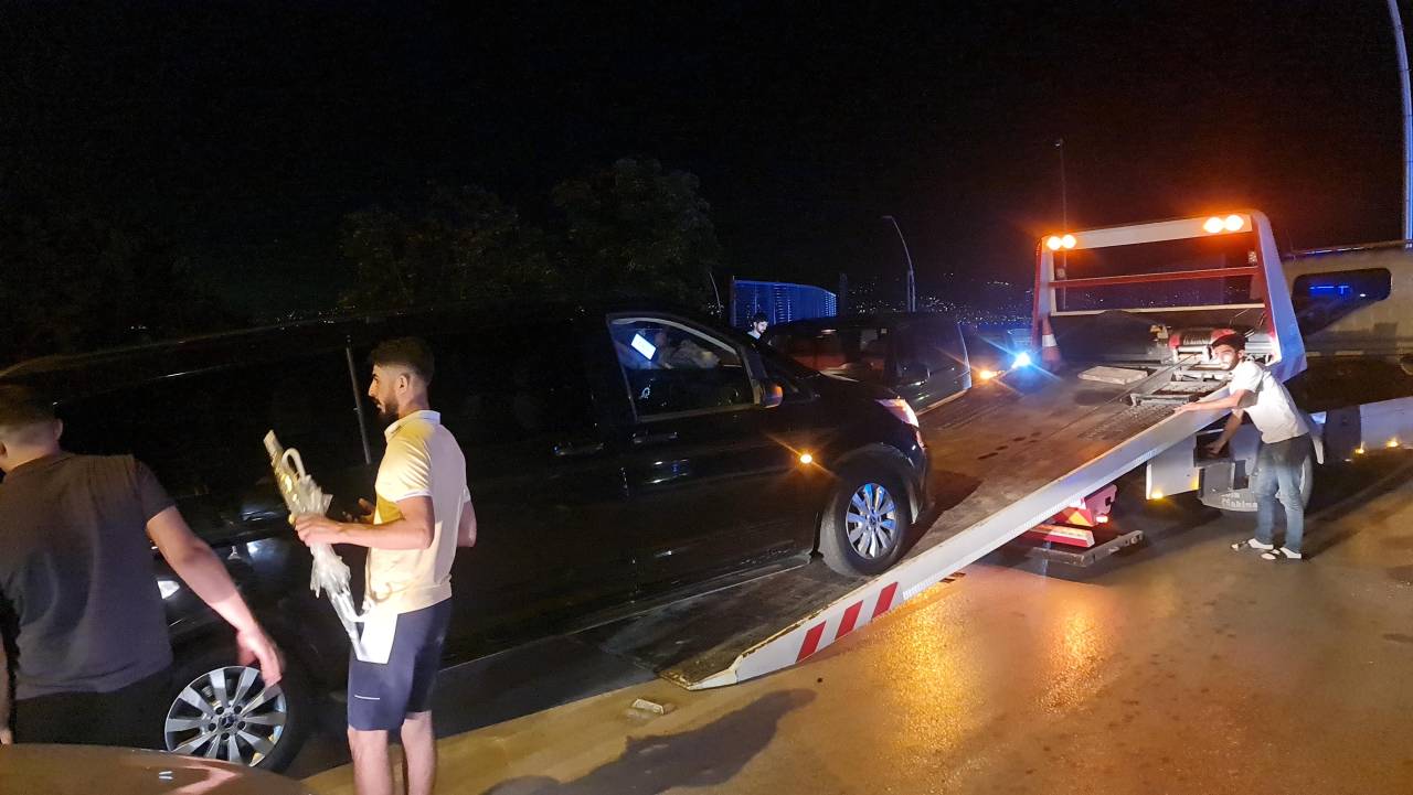 İzmit'te İki Minibüs Kafa Kafaya Çarpıştı: 8'i Yabancı 11 Yaralı