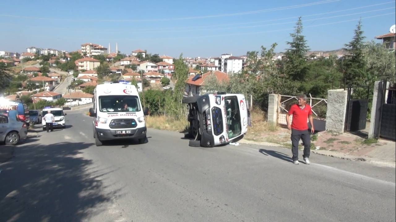 Kırıkkale'de Otomobil, Ambulansa Çarptı: 2'si Sağlıkçı 4 Yaralı