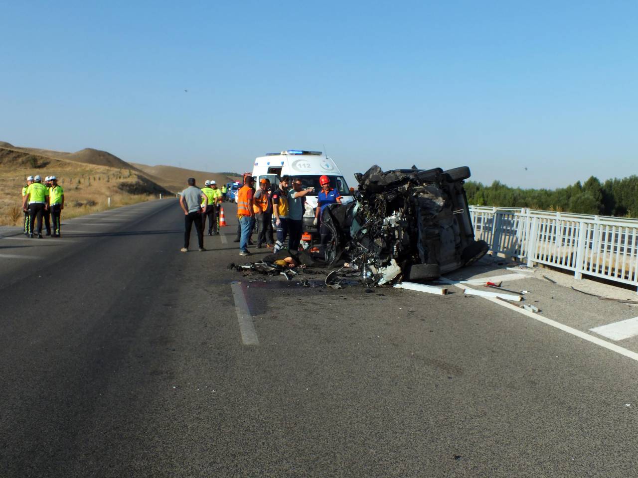 Yozgat'ta Otomobil Köprü Bariyerine Çarptı: 3 Ölü, 1 Yaralı