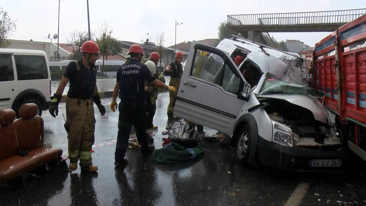 Büyükçekmece'de Otomobil İle Kamyonet Çarpıştı:1 Ölü, 1 Yaralı