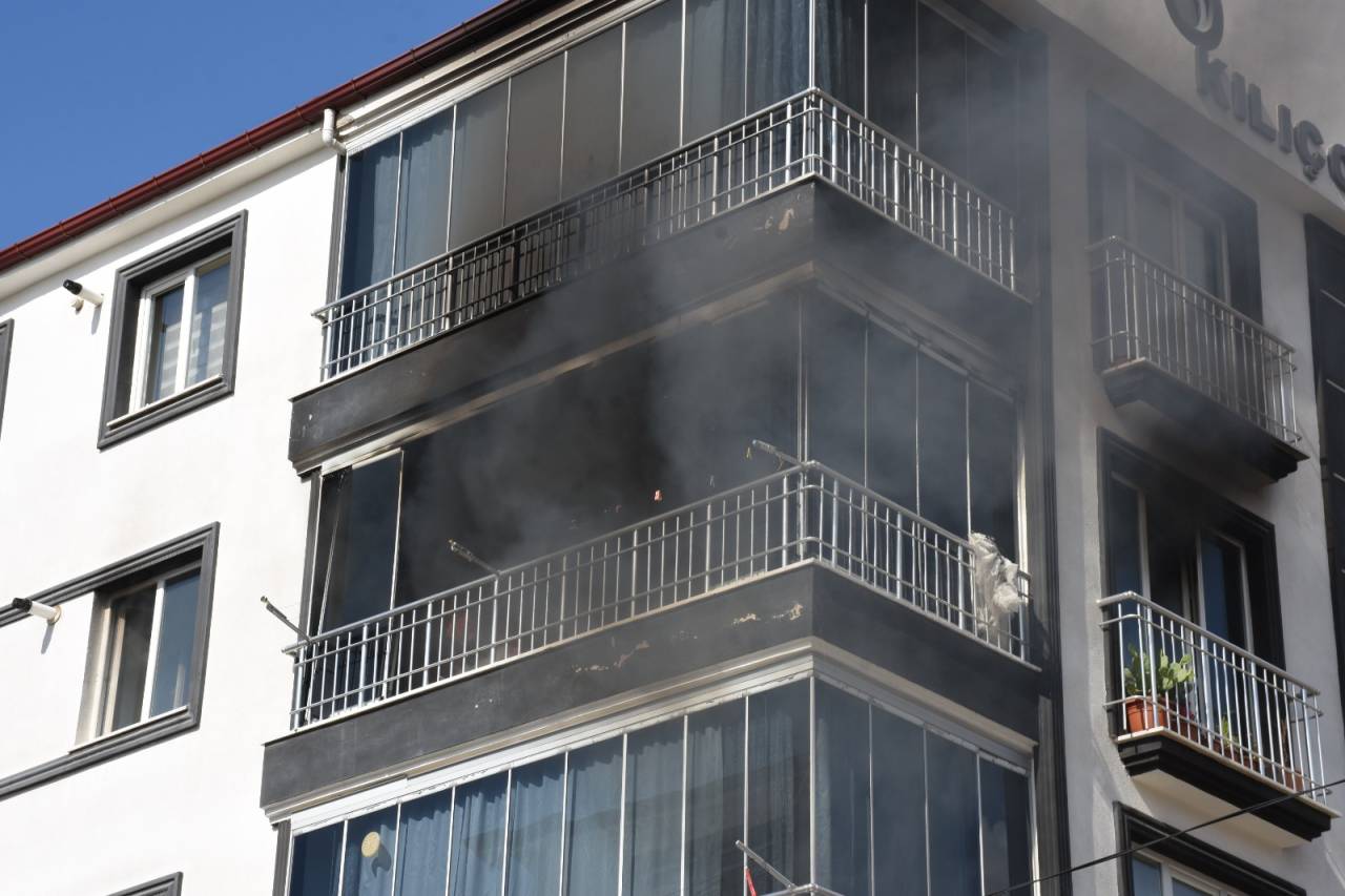Kırıkkale'de 4 Katlı Binada Yangın