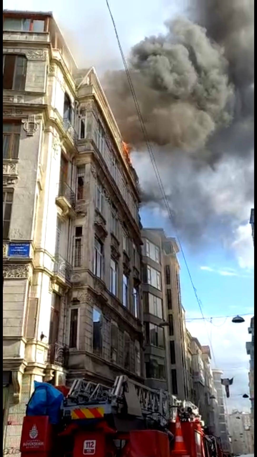(geniş Haber) Beyoğlu'nda Tarihi Binada Yangın