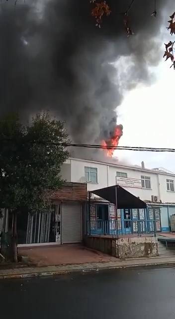 Sancaktepe'de Üzerinde Baz İstasyonu Olan Çatıda Yangın