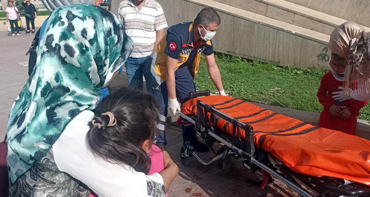 Heykele Tırmanan Kerem, 3 Metreden Düşüp Yaralandı
