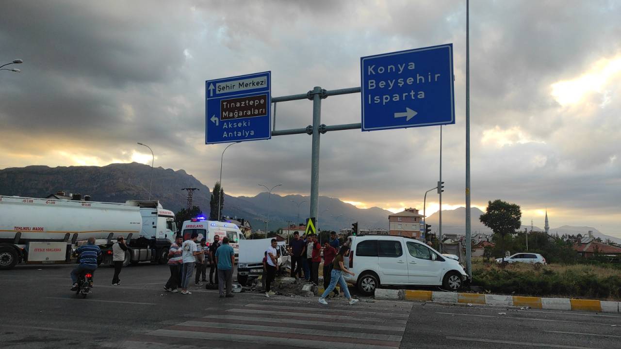 Konya'da Hafif Ticari Araç İle Otomobil Çarpıştı: 4 Yaralı