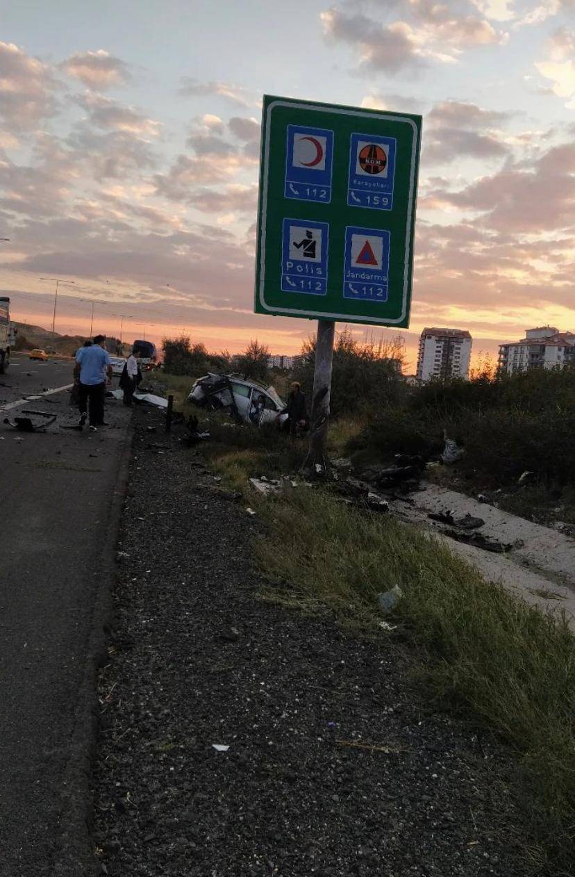 Trafik Levhasına Çarpan Otomobil İkiye Ayrıldı: 1 Ölü, 2 Yaralı