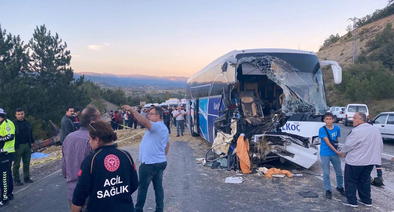Kastamonu'da Yolcu Otobüsü İle Traktör Çarpıştı: 1 Ölü, 10 Yaralı
