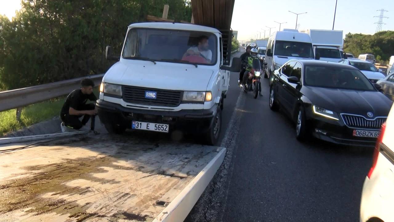 Beykoz'da Kamyonet Otobüse Çarptı:1 Yaralı