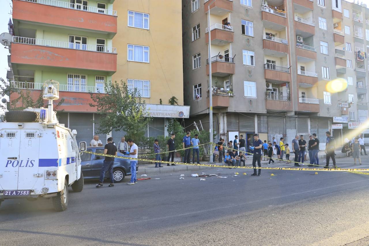 Diyarbakır'da Komşu Esnaflar Arasında Silahlı Kavga: 3 Yaralı