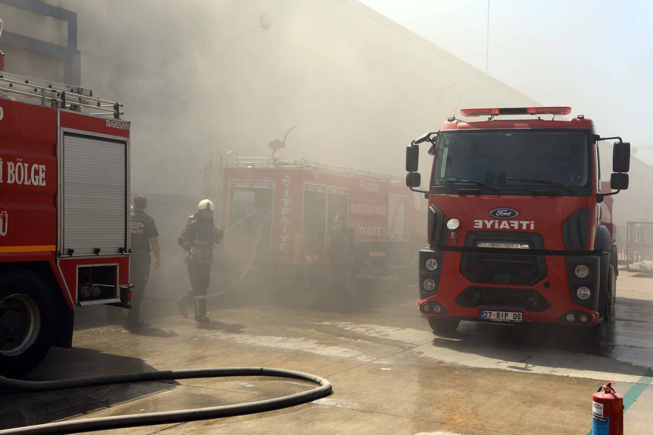 Gaziantep'te Halı Fabrikasında Yangın; 5 İşçi Dumandan Etkilendi