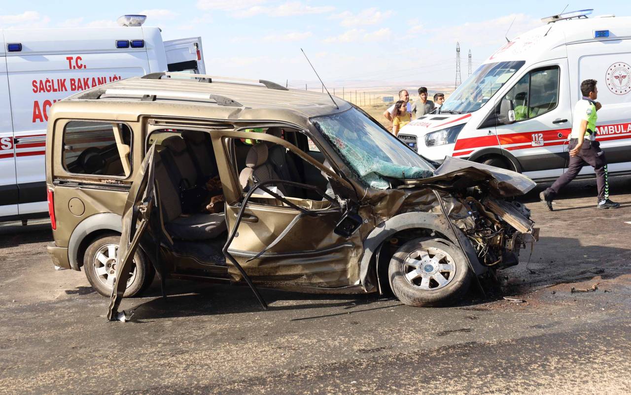 Kayseri'de Otomobil İle Hafif Ticari Araç Çarpıştı: 1 Ölü, 5 Yaralı