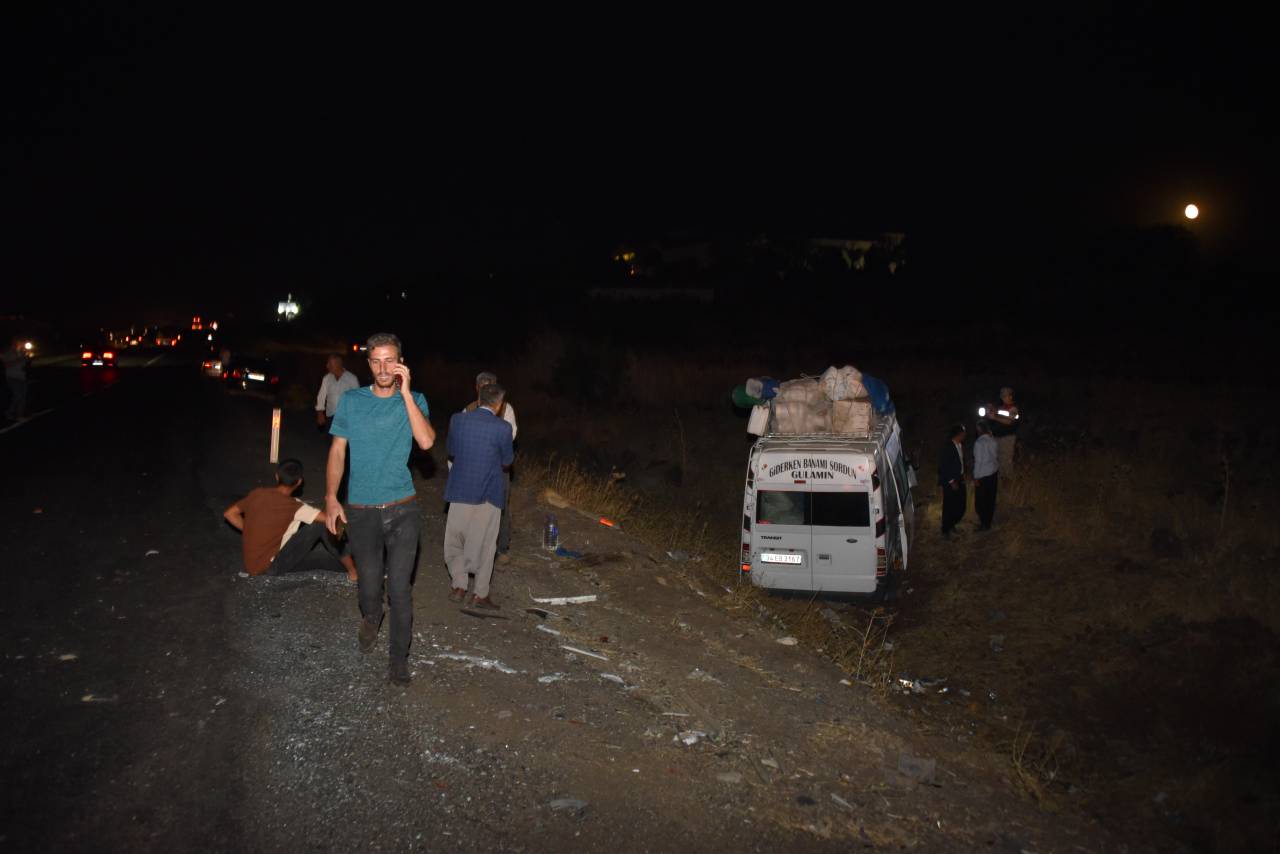 Şanlıurfa'da Tarım İşçilerini Taşıyan Minibüs İle Otomobil Çarpıştı:16 Yaralı