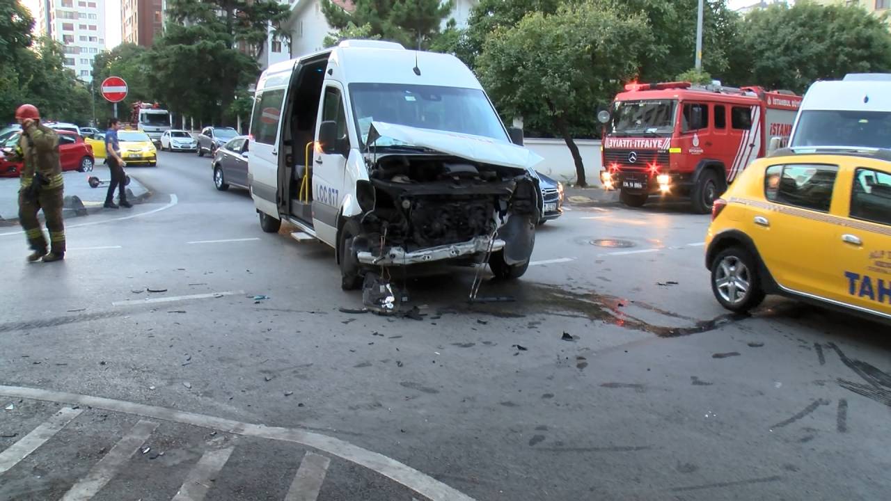 Kadıköy’de İşçileri Taşıyan İki Servis Minibüsü Çarpıştı; 1 Yaralı