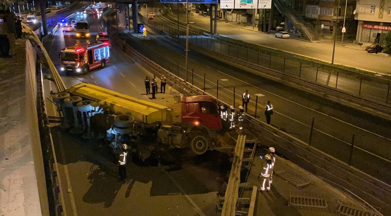 Kadıköy'de Hafriyat Yüklü Tır Çevre Yoluna Uçtu: 1 Yaralı