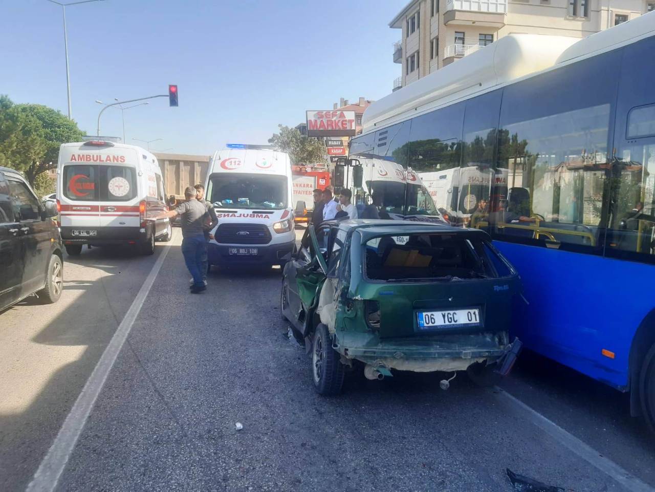 Otomobil, Kamyon Ve Otobüs Arasında Sıkıştı: 2 Yaralı