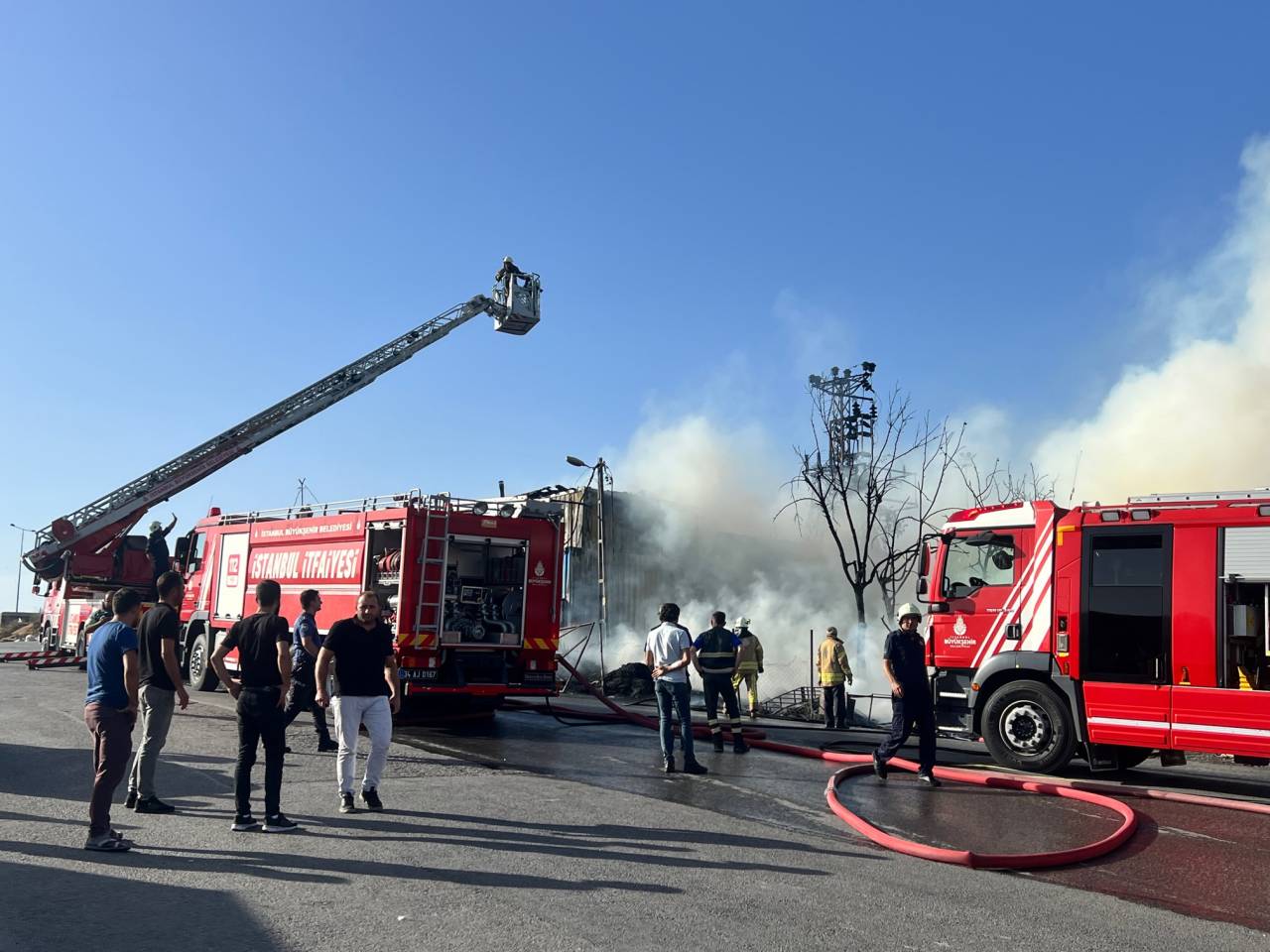 Sultanbeyli’de Mobilya İmalathanesinde Çıkan Yangın Geri Dönüşüm Tesisine Sıçradı