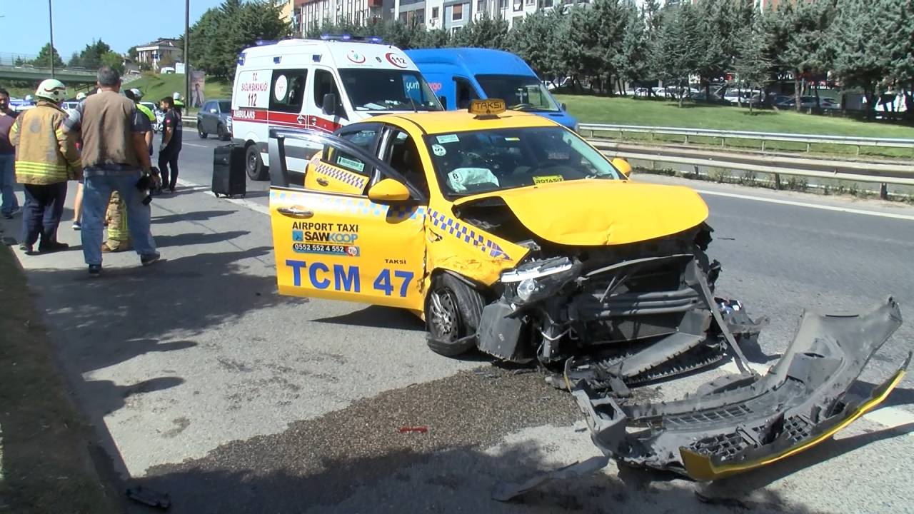 Ataşehir'deki Kazada Çinli Turist İle Taksi Sürücüsü Yaralandı