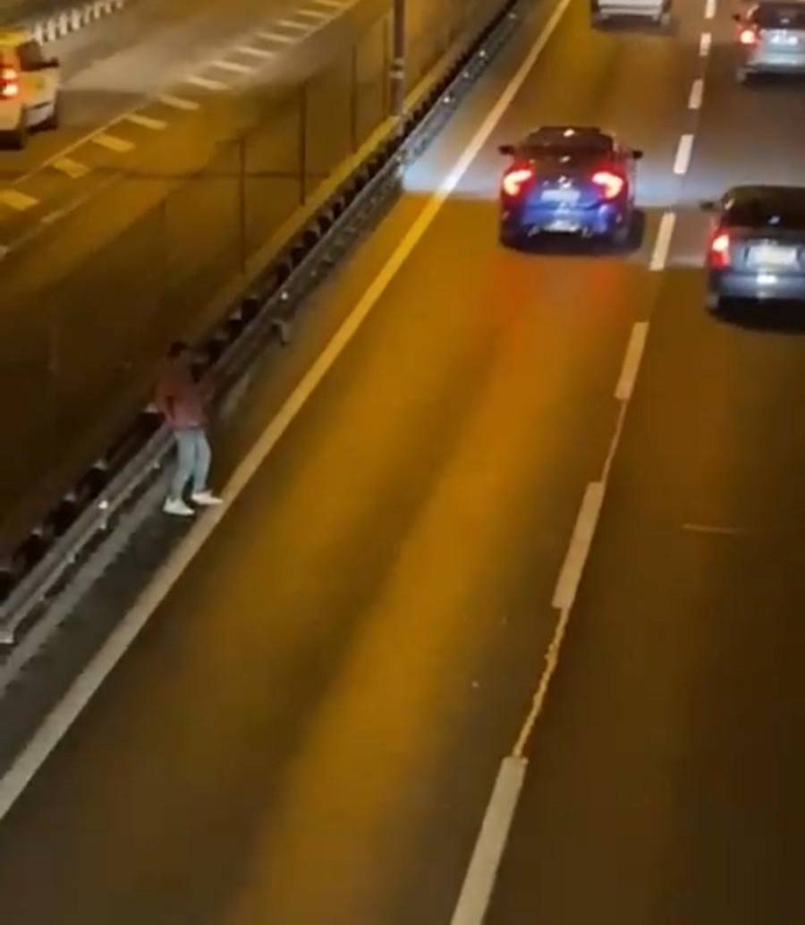 D-100'de Kaza Kamerada: Akan Trafikte Yolun Karşısına Geçmeye Çalışırken Otomobil Çarptı