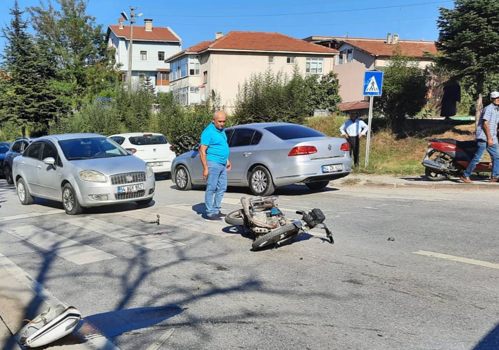 Sakarya'da Motosikletli Yunus'un Ağır Yaralandığı Kaza Kamerada