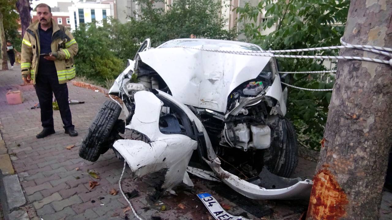Avcılar'da Ağaca Çarpan Otomobil Sürücüsü Yaralandı