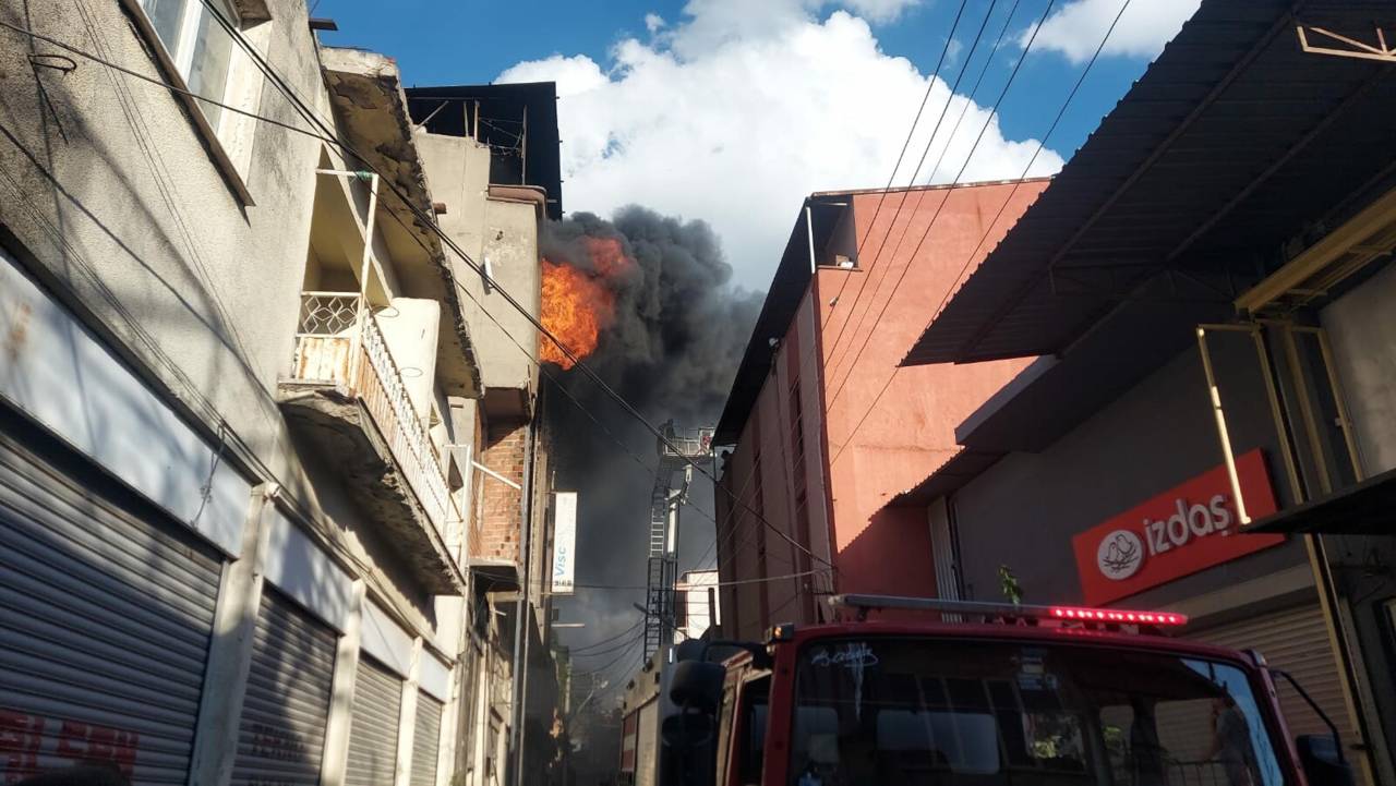 İzmir'de, Mobilya Fabrikasındaki Yangın Korkuttu