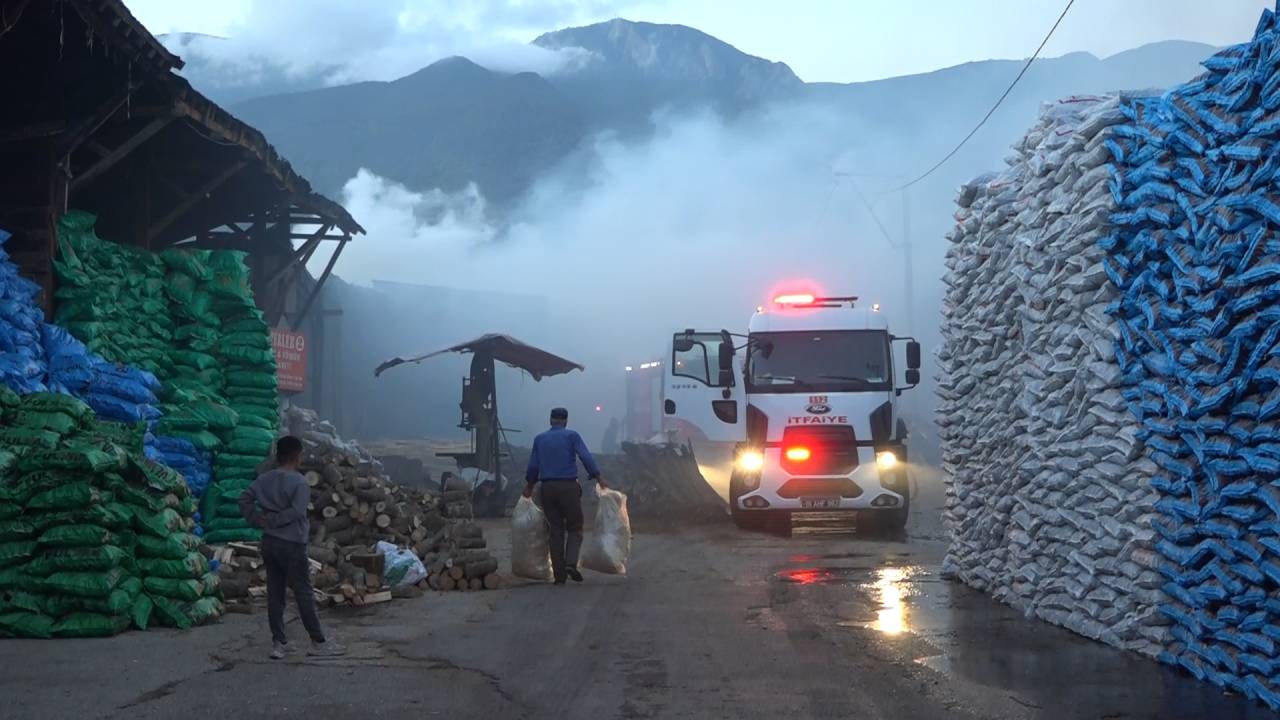 Bursa'da Odun Ve Kömür Depolama Tesisindeki 2 Depoda Korkutan Yangın