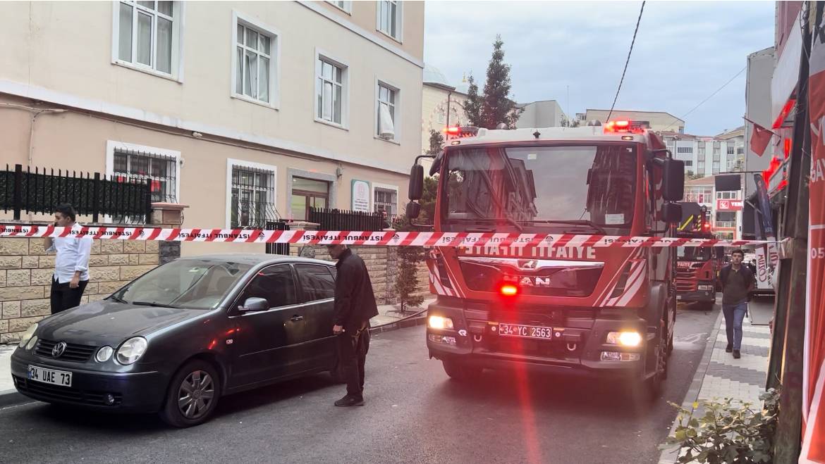 Arnavutköy'de Öğrenci Yurdunda Yangın, 3'ü Öğrenci 4 Kişi Dumandan Etkilendi