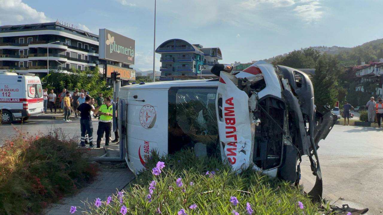 Antalya'da Ambulans İle Kamyonet Çarpıştı: 2'si Sağlıkçı 8 Yaralı