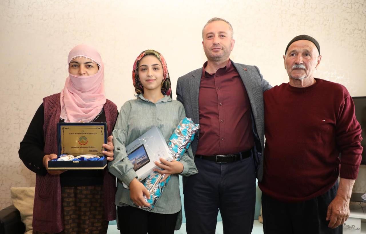 Ev Ev Gezerek Aileleri İkna Edip, Çocukları Okula Kazandırıyorlar