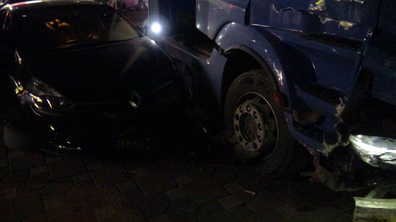 Kocaelide park halindeki tır 6 araca çarptı