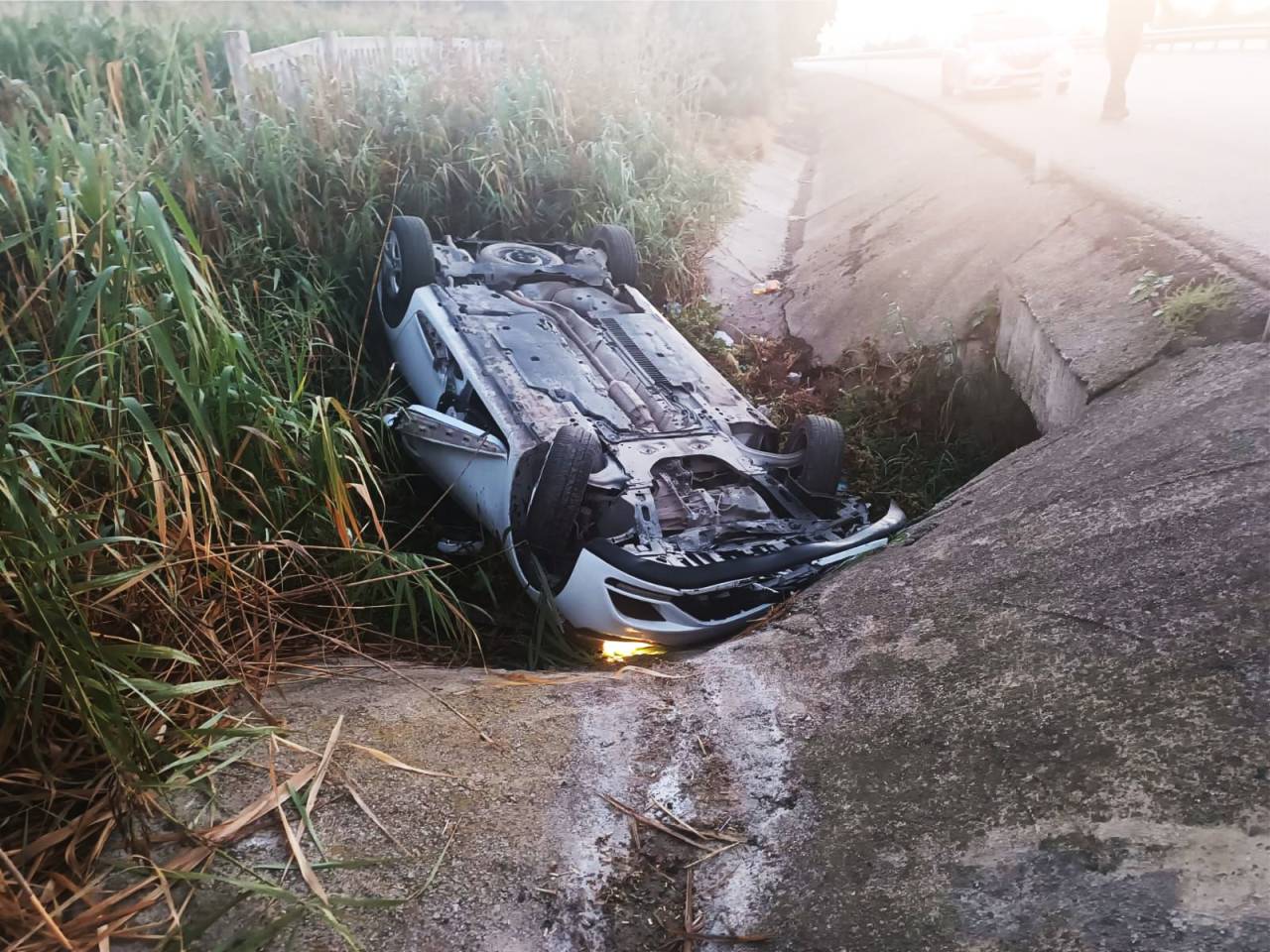 Su Kanalına Devrilen Otomobilin Alkollü Sürücüsü Yaralandı