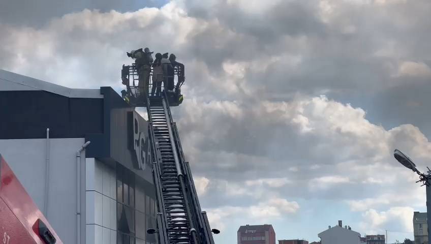 Arnavutköy'de Fabrikada Yangın; İşçiler Çatıda Mahsur Kaldı - 2